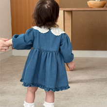 Carregar imagem no visualizador da galeria, Vestido Infantil Denim com Gola de Renda
