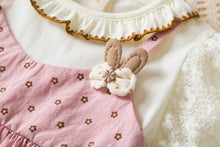 Carregar imagem no visualizador da galeria, Vestido Bege com Efeito Sobreposição – Detalhe Coelhinho 🐰🌼
