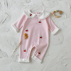 Macacão Rosa Bordado com Cerejinhas 🍒 – Gola Peter Pan