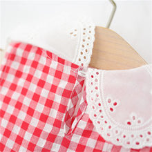 Carregar imagem no visualizador da galeria, Vestido Maria Xadrez Vermelho com Gola de Moranguinhos 🍓✨

