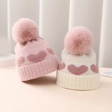 Carregar imagem no visualizador da galeria, Gorro Infantil com Pompom e Corações
