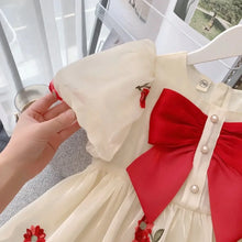 Carregar imagem no visualizador da galeria, Vestido Flores de Algodão – com laço de cetim 🌷
