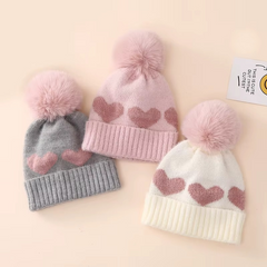 Gorro Infantil com Pompom e Corações