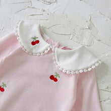Carregar imagem no visualizador da galeria, Macacão Rosa Bordado com Cerejinhas 🍒 – Gola Peter Pan
