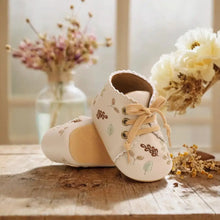 Carregar imagem no visualizador da galeria, Botinha courino bordada
