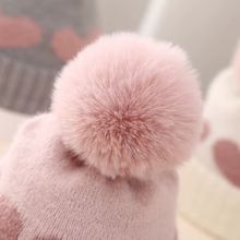Carregar imagem no visualizador da galeria, Gorro Infantil com Pompom e Corações
