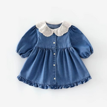 Carregar imagem no visualizador da galeria, Vestido Infantil Denim com Gola de Renda
