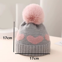 Carregar imagem no visualizador da galeria, Gorro Infantil com Pompom e Corações
