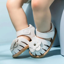 Carregar imagem no visualizador da galeria, Sandalia courino flor

