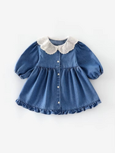 Carregar imagem no visualizador da galeria, Vestido Infantil Denim com Gola de Renda
