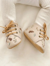 Carregar imagem no visualizador da galeria, Botinha courino bordada
