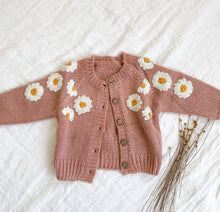 Carregar imagem no visualizador da galeria, Casaco de tricô margaridas
