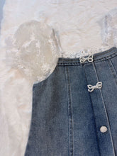 Carregar imagem no visualizador da galeria, Vestido Jeans Infantil com Mangas de Tule Bordado
