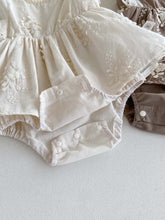 Carregar imagem no visualizador da galeria, Romper Clássico Bordado
