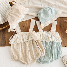 Carregar imagem no visualizador da galeria, Macacão Campestre com Babadinhos e touca
