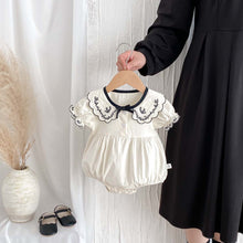 Carregar imagem no visualizador da galeria, Macaquinho Bebê Gola Bordada com Detalhes Delicados
