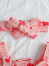 Carregar imagem no visualizador da galeria, Romper Rosa Floral com Faixa de Cabelo 🌸
