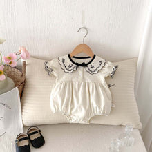 Carregar imagem no visualizador da galeria, Macaquinho Bebê Gola Bordada com Detalhes Delicados
