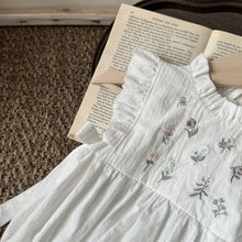 Carregar imagem no visualizador da galeria, Romper Branco Bordado Floral com Babadinhos
