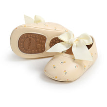 Carregar imagem no visualizador da galeria, Sapatinho Bebê Laço de Cetim com Estampa Floral 🌸👶✨
