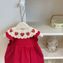 Carregar imagem no visualizador da galeria, Vestido Vermelho Infantil com Gola Crochê Bordada e Laços Xadrez

