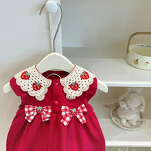 Carregar imagem no visualizador da galeria, Vestido Vermelho Infantil com Gola Crochê Bordada e Laços Xadrez
