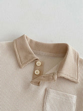 Carregar imagem no visualizador da galeria, Conjunto Infantil Verão – Camisa Listrada com Gola + Shorts de Algodão
