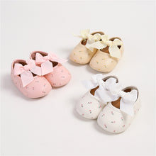 Carregar imagem no visualizador da galeria, Sapatinho Bebê Laço de Cetim com Estampa Floral 🌸👶✨
