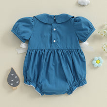 Carregar imagem no visualizador da galeria, Romper Bebê Azul com Bordado de Patinhos e Laços
