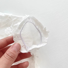 Carregar imagem no visualizador da galeria, Romper Vestido Guipir Florzinhas + Touquinha
