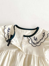 Carregar imagem no visualizador da galeria, Macaquinho Bebê Gola Bordada com Detalhes Delicados
