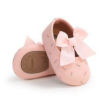 Carregar imagem no visualizador da galeria, Sapatinho Bebê Laço de Cetim com Estampa Floral 🌸👶✨
