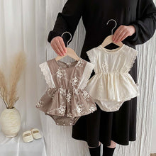 Carregar imagem no visualizador da galeria, Romper Clássico Bordado
