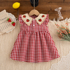Vestido Xadrez Vermelho com Gola Crochê de Moranguinhos 🍓✨