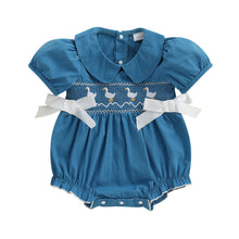 Carregar imagem no visualizador da galeria, Romper Bebê Azul com Bordado de Patinhos e Laços
