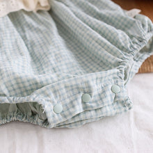 Carregar imagem no visualizador da galeria, Macacão Campestre com Babadinhos e touca
