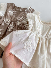 Carregar imagem no visualizador da galeria, Romper Clássico Bordado
