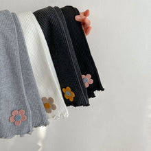 Carregar imagem no visualizador da galeria, Legging com detalhe de flor
