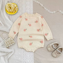 Carregar imagem no visualizador da galeria, Romper tricot florzinha

