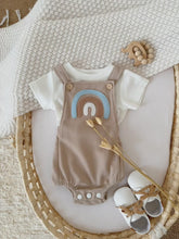 Carregar e reproduzir vídeo no visualizador da galeria, Conjuntinho Jardineira Texturizada + Camiseta Off
