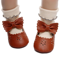 Carregar imagem no visualizador da galeria, Sapatinho em couro ecológico com laço
