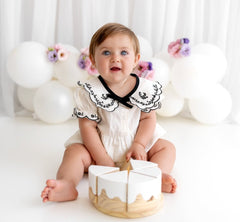 Macaquinho Bebê Gola Bordada com Detalhes Delicados