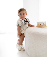 Carregar imagem no visualizador da galeria, Macaquinho Bebê Gola Bordada com Detalhes Delicados
