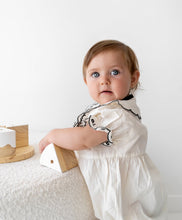 Carregar imagem no visualizador da galeria, Macaquinho Bebê Gola Bordada com Detalhes Delicados
