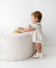 Carregar imagem no visualizador da galeria, Macaquinho Bebê Gola Bordada com Detalhes Delicados
