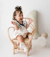 Carregar imagem no visualizador da galeria, Macaquinho Bebê Gola Bordada com Detalhes Delicados
