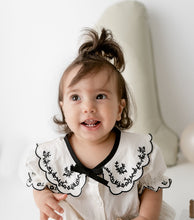 Carregar imagem no visualizador da galeria, Macaquinho Bebê Gola Bordada com Detalhes Delicados
