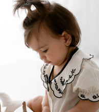 Carregar imagem no visualizador da galeria, Macaquinho Bebê Gola Bordada com Detalhes Delicados
