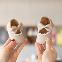 Carregar imagem no visualizador da galeria, Sapatinho Bebê Laço em Couro Ecológico
