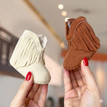 Carregar imagem no visualizador da galeria, Botinha Baby Camurça com Franjinhas
